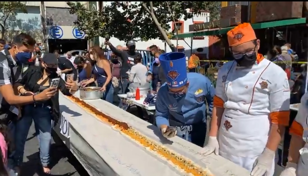 En Morelos, crean el taco más largo del mundo | Captura