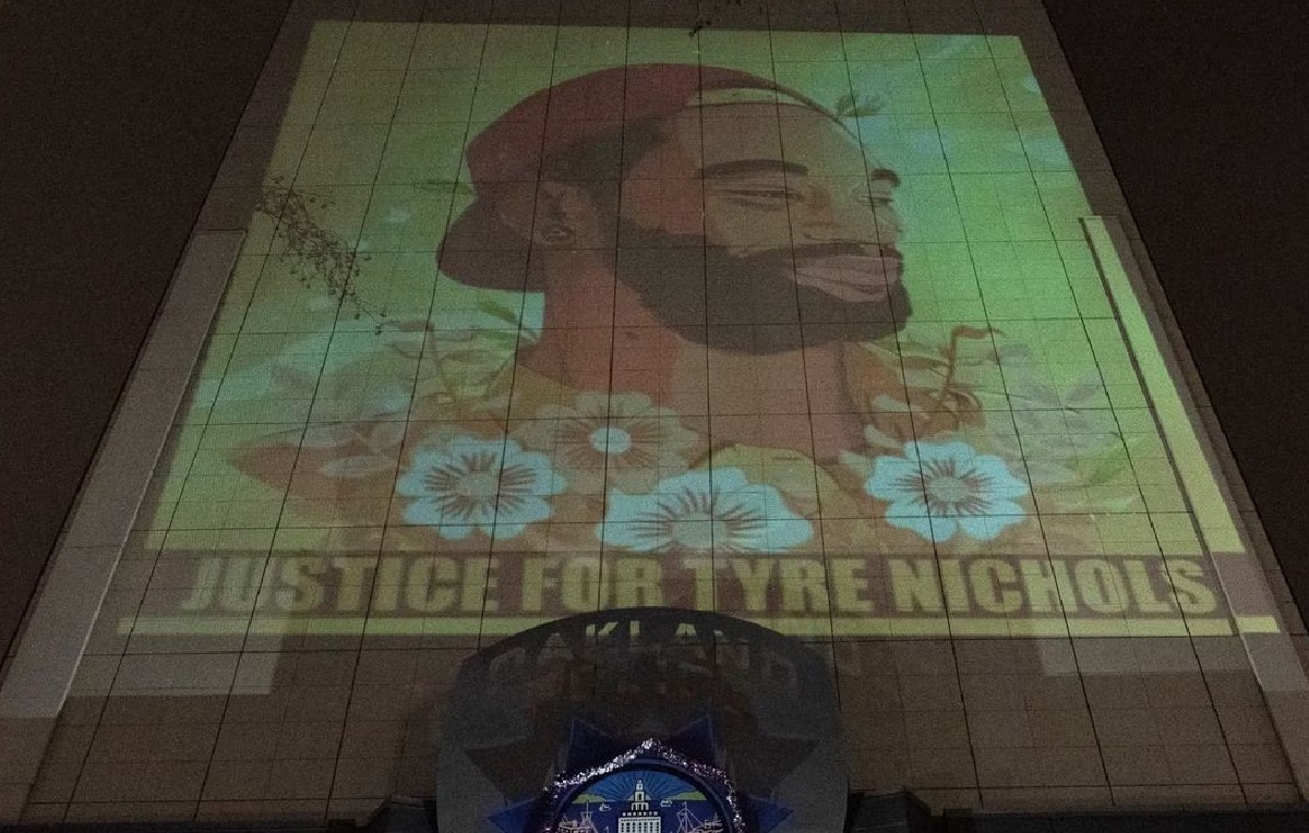 Manifestantes proyectaron la imagen de Nichols en el Departamento de Policía de Oakland (Reuters)