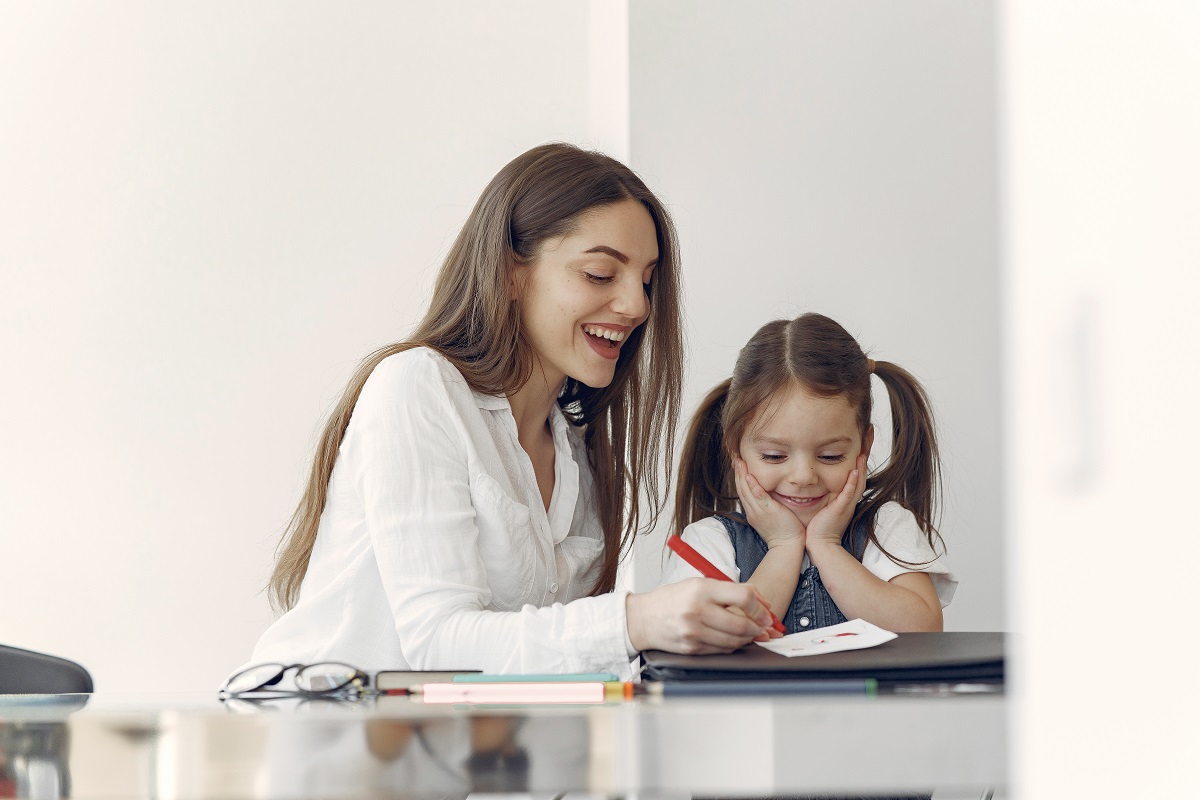 Padres de familia y docentes deben trabajar en conjunto para desarrollar las habilidades del menor. (freepik.es)