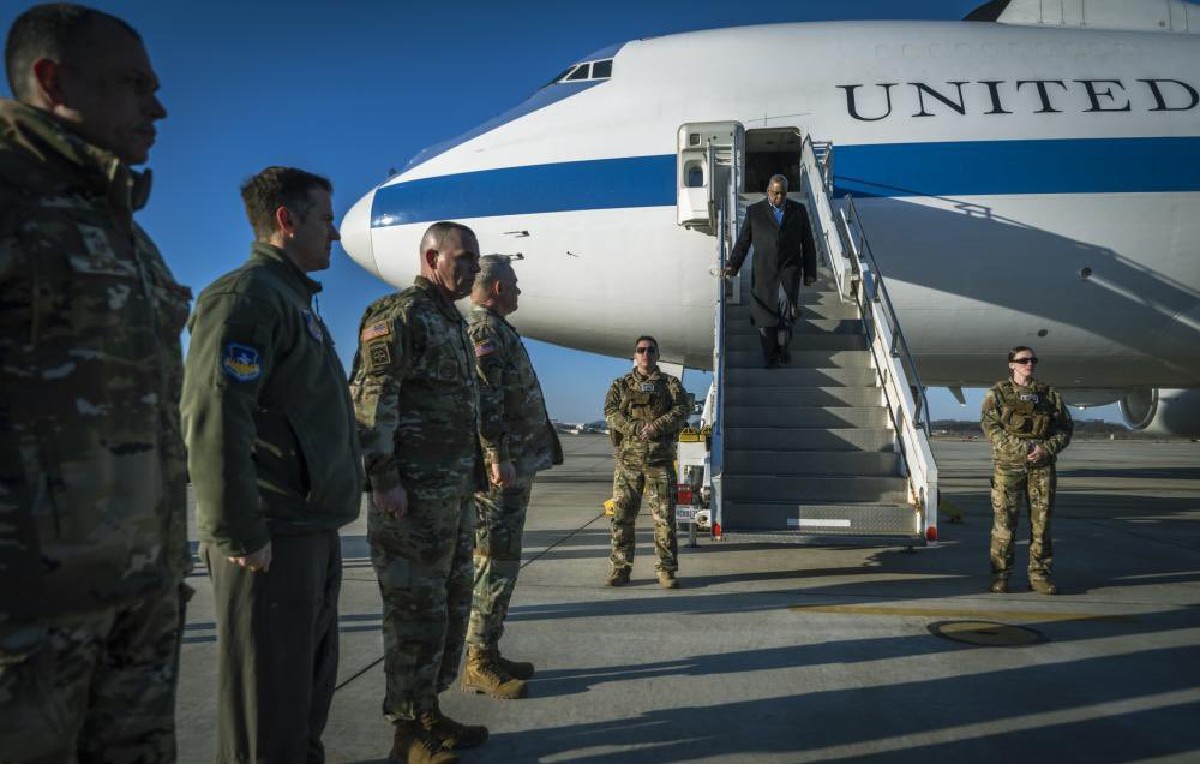 Secretario de Defensa estadunidense, Lloyd Austin, aterrizando en Corea del Sur (Foto: Twitter/@SecDef)
