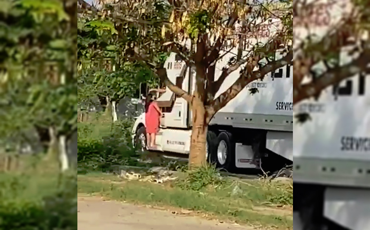 En el vídeo se ve a la mujer subir a la escalera del tráiler en movimiento (Especial)