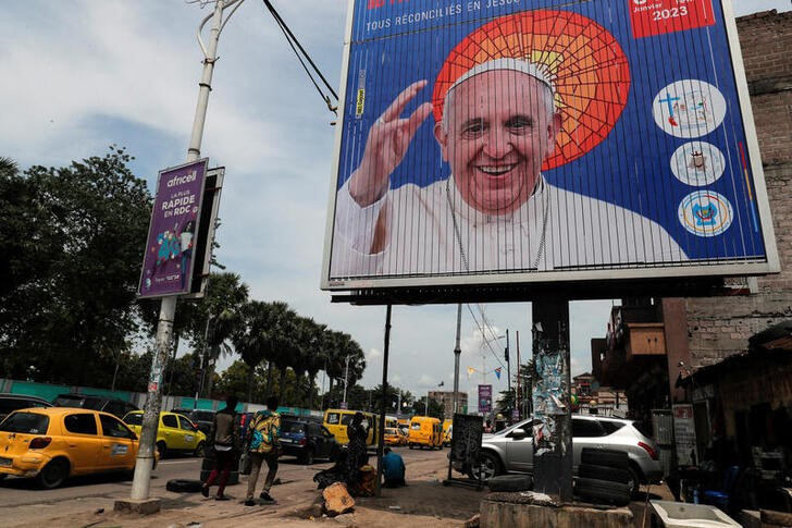 Un cartel anuncia la visita del Papa Francisco en una calle de Kinshasa, República Democrática del Congo. (Reuters)