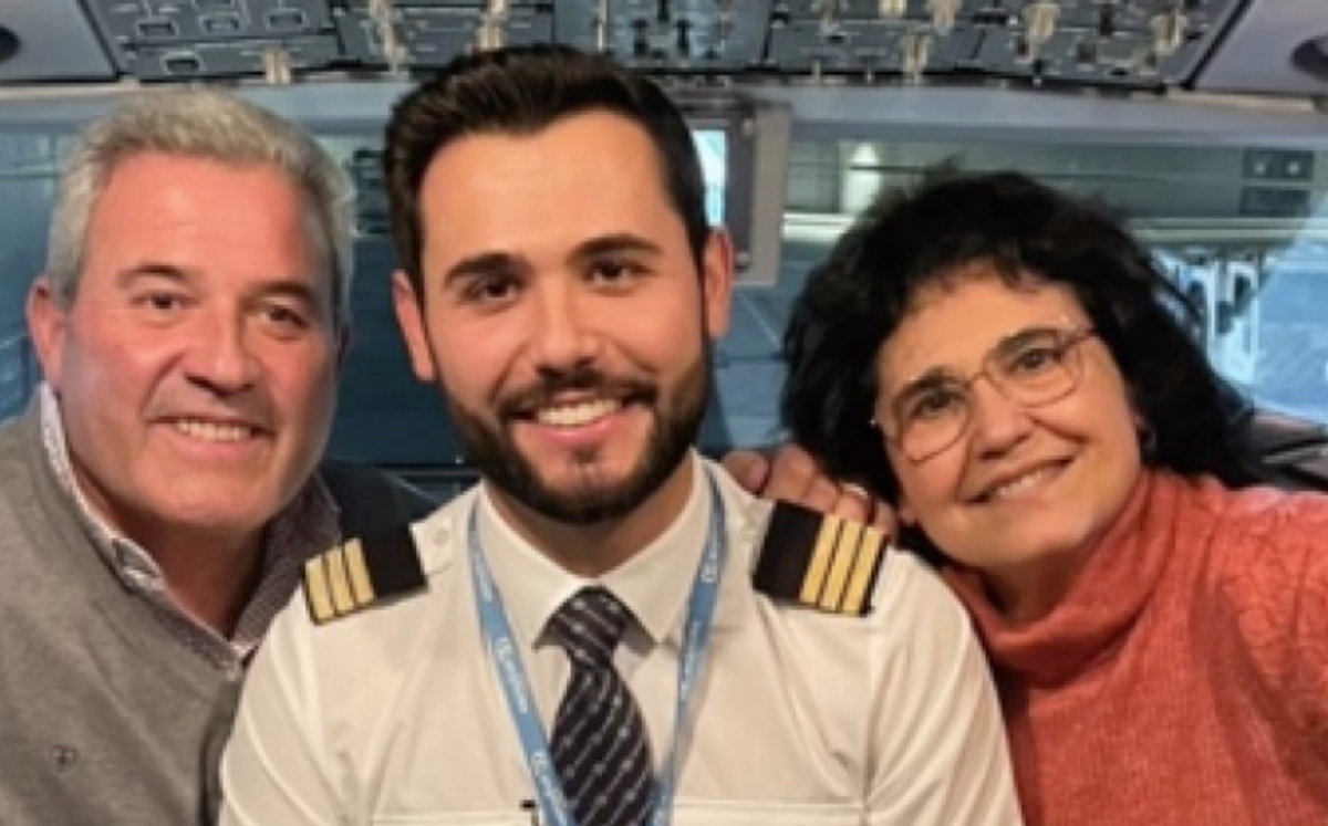 El piloto de avión dio una sorpresa a sus padres | ESPECIAL
