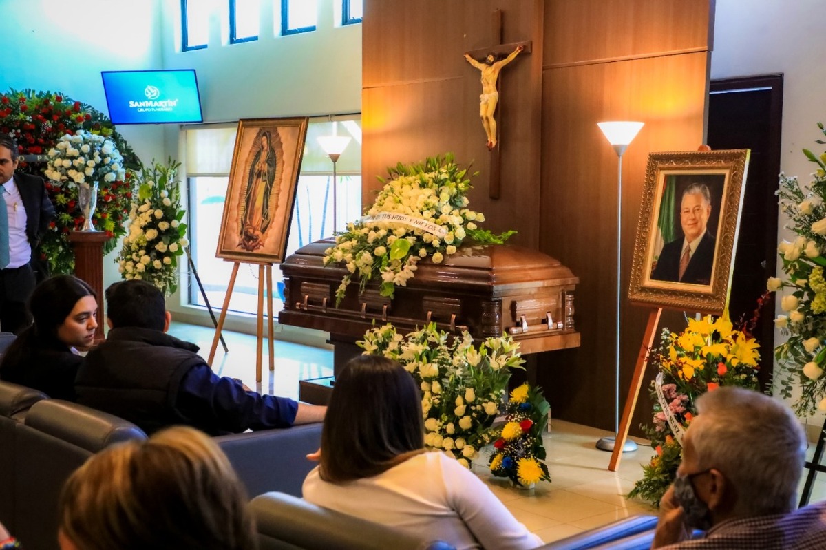 Familiares y amigos acudieron a despedirlo con honores. (Manuel Aceves)