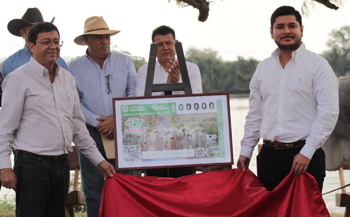 Ganaderos de Cebú y autoridades presentaron el billete de la Lotería Nacional alusivo a su Centenario.