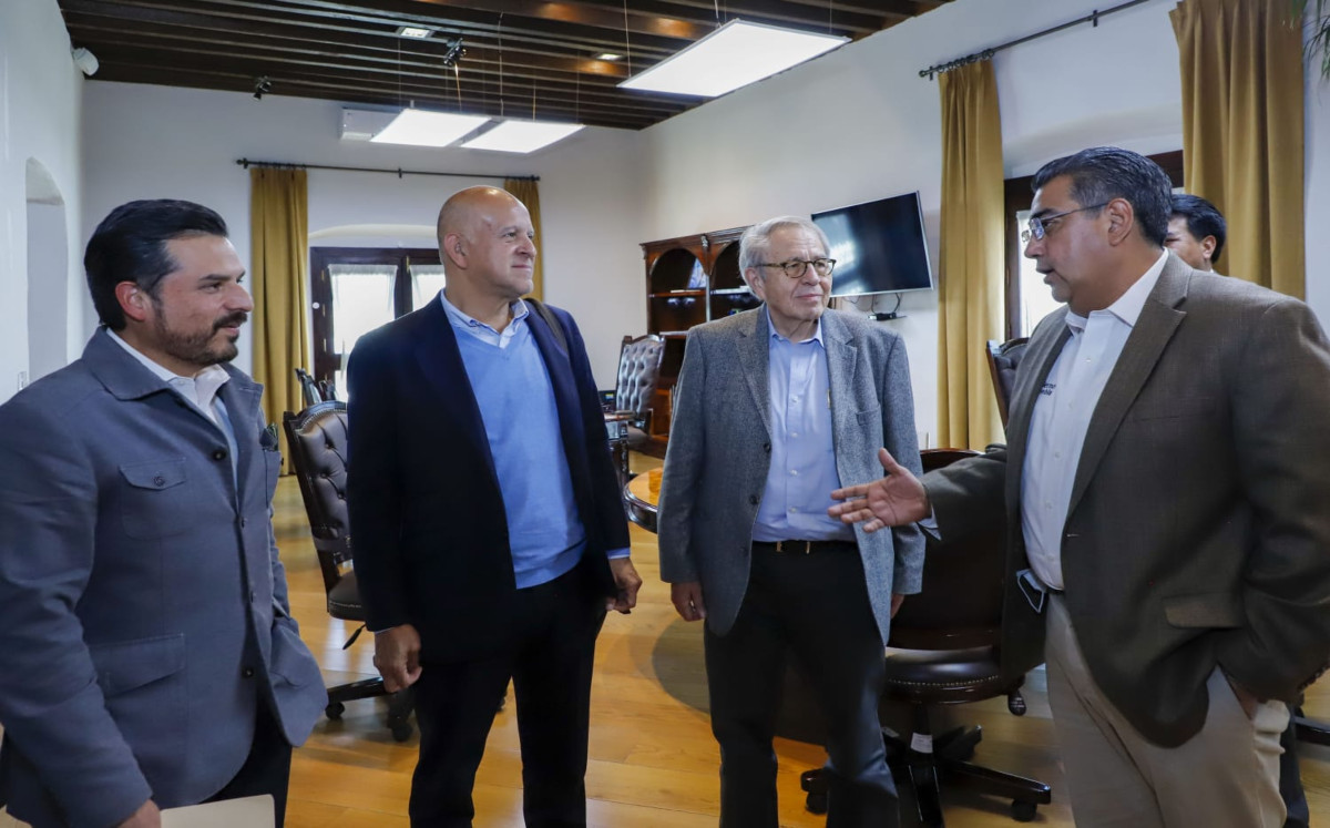 El gobernador Sergio Céspedes dialoga con Jorge Alcocer, Zoé Robledo y Juan Ferrer. | Especial