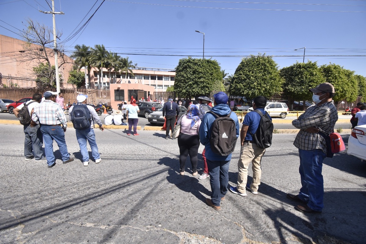 Los manifestantes tomaron estas acciones para exigir la reconstrucción del edificio del Ex Ineban, entrega de nombramientos y plazas. | Especial