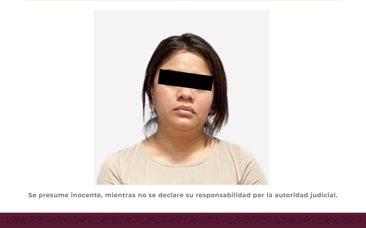 Mujer detenida por policías en Ixmiquilpan.