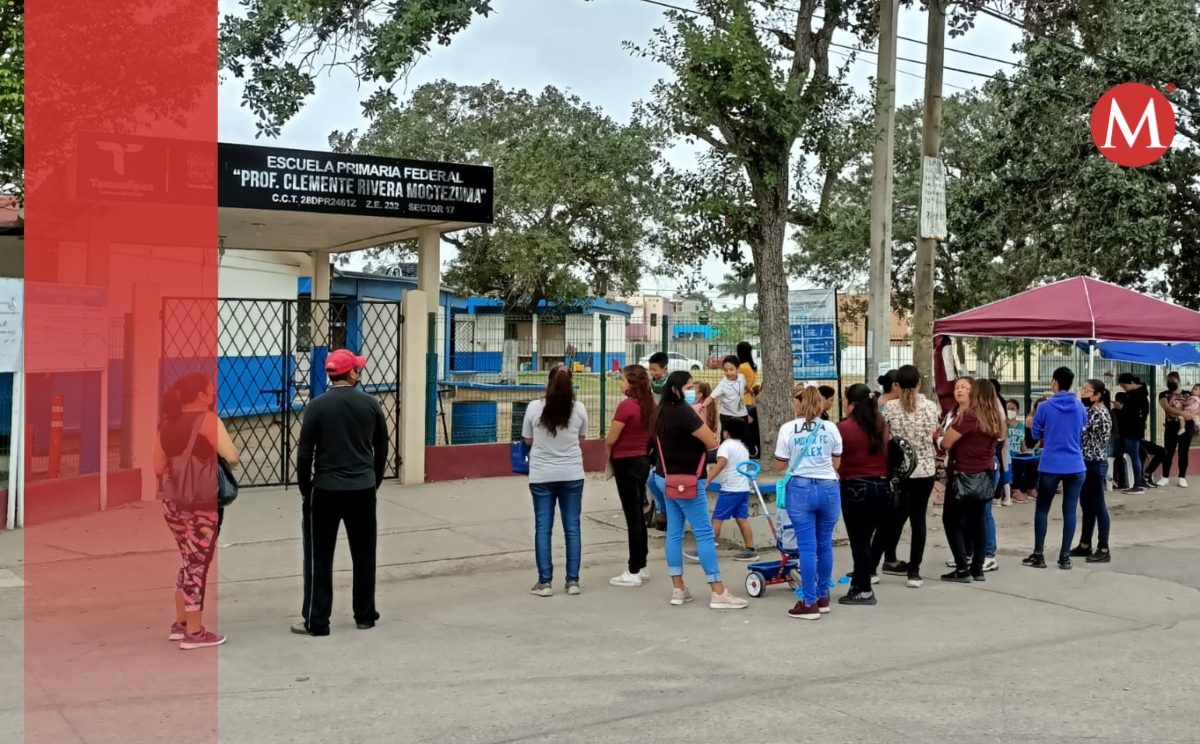 Padres de familia hacen fila por ficha en escuelas de Altamira