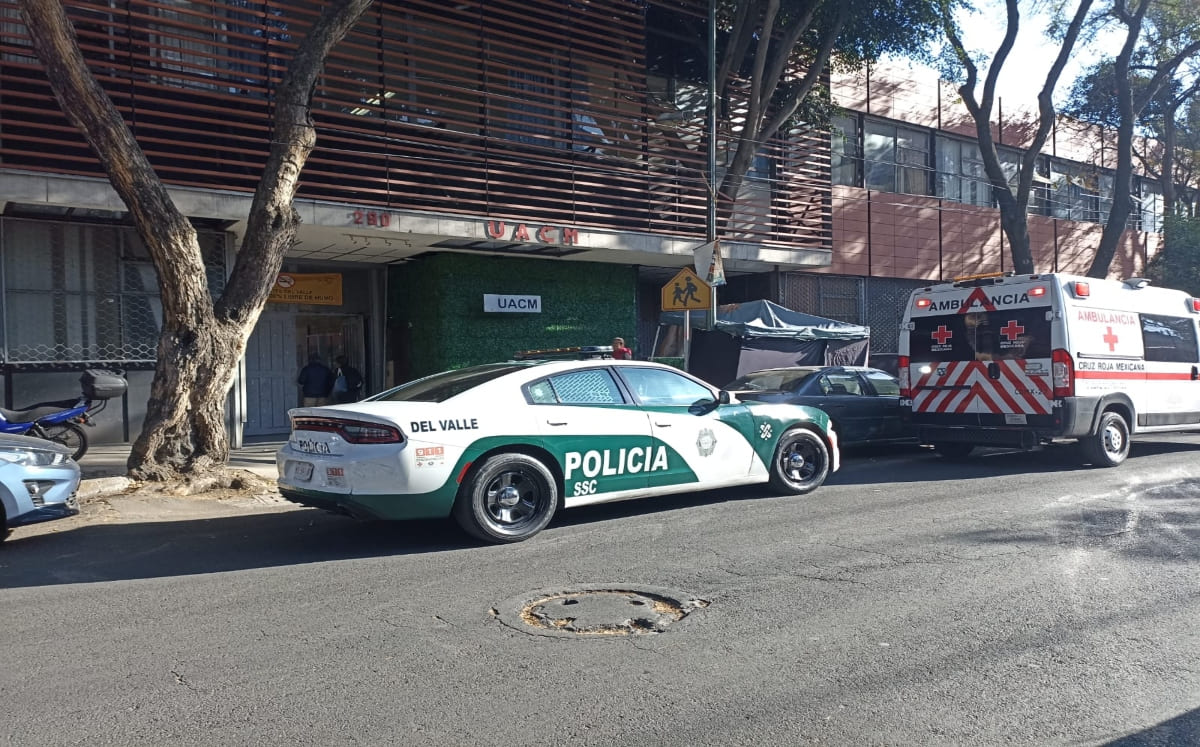 Paramédicos de la Cruz Roja Mexicana arribaron al sitio para atender a la víctima. / Enrique Luna
