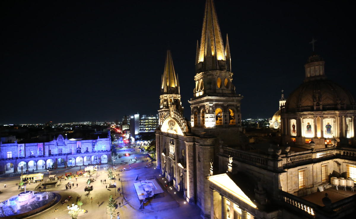 Centro de Guadalajara se ilumina con colores de la bandera de Jalisco (Cortesía)