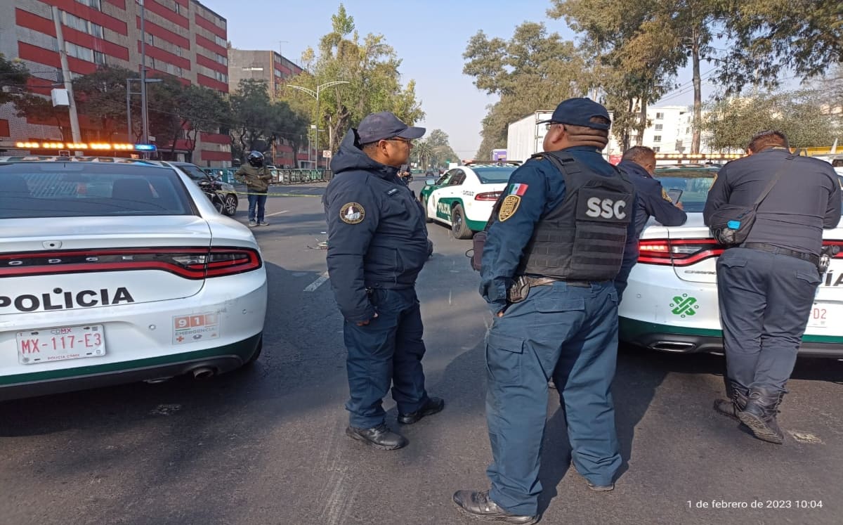 El cuerpo es resguardado por elementos de la policía capitalina. / César Velázquez