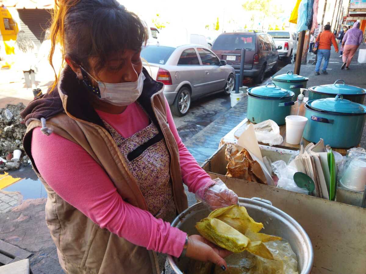 Mireya comenzó a vender tamales desde los 8 años,  tiene un trabajo que agradece y bendice (Elizabeth Hernández)