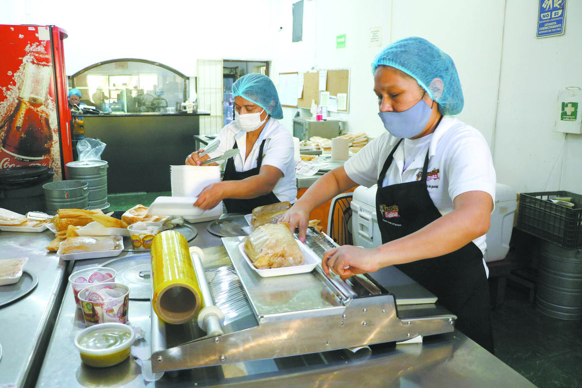 En los negocios establecidos el ciento de tamales ronda entre los 850 y mil 200 pesos dependiendo si es surtido o de un ingrediente | Leonel Rocha