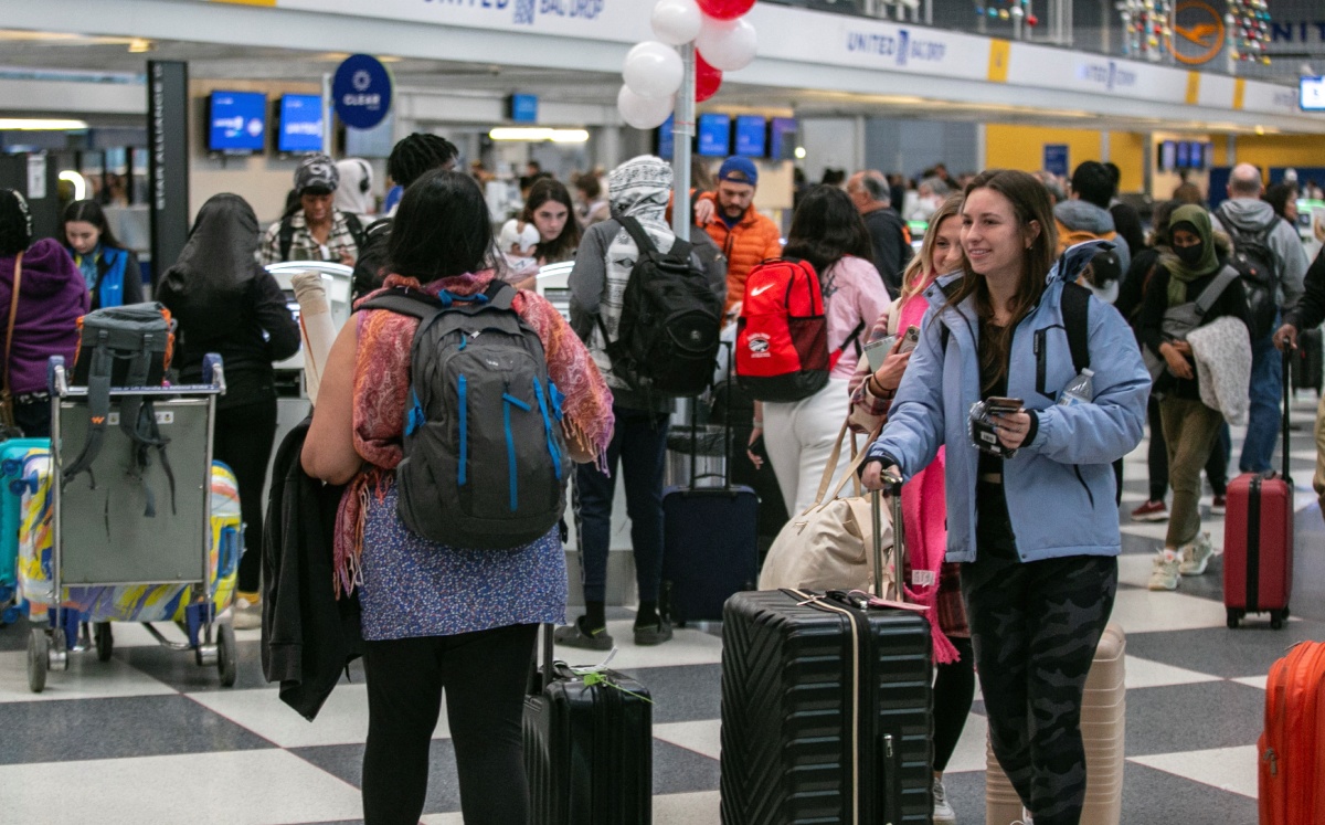 Pasajeros esperan la reanudación de vuelos en aeropuerto de Estados Unidos. Foto: (Reuters)