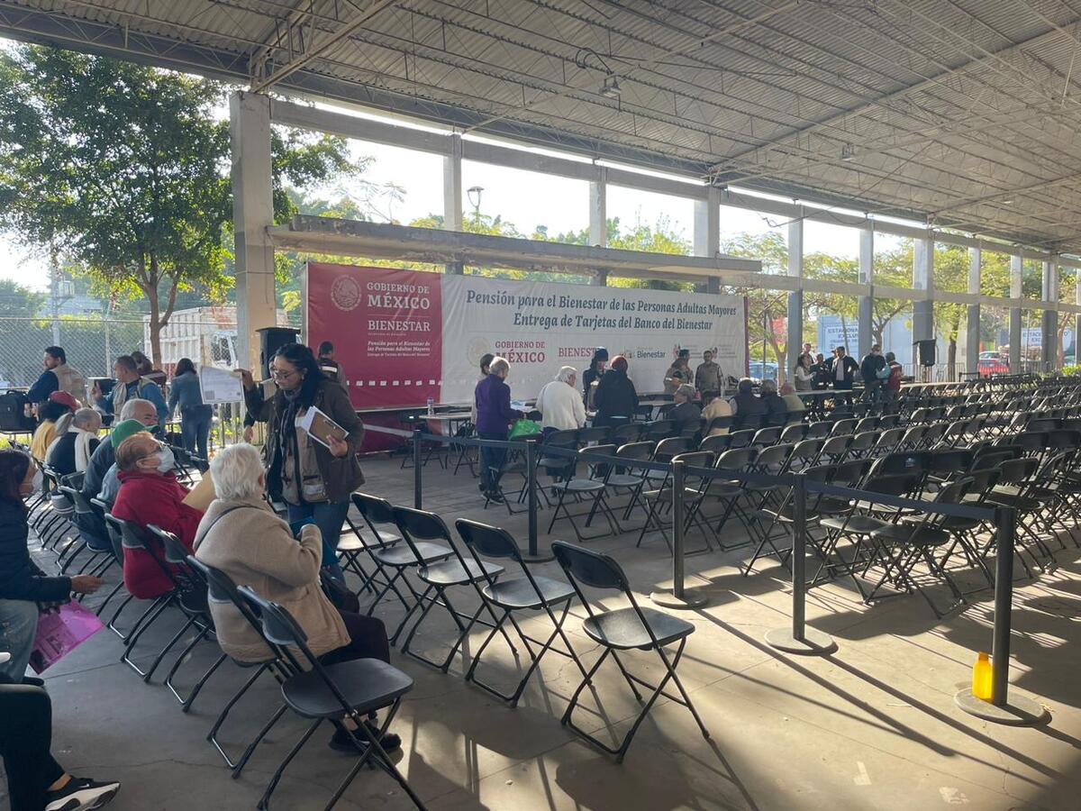 Realizan entrega de tarjetas del Banco del Bienestar en Guadalajara (Karla Victoria Rodríguez)