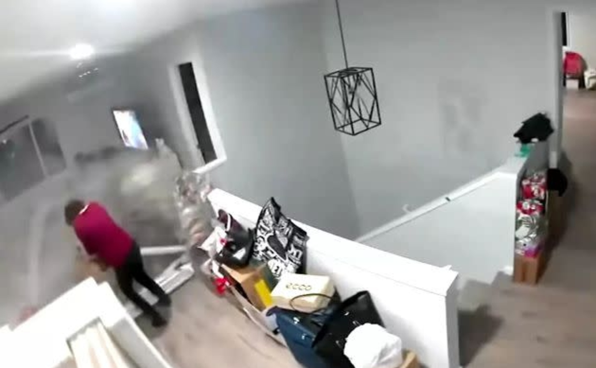 La roca pasó cerca de la dueña de la vivienda. | Captura video