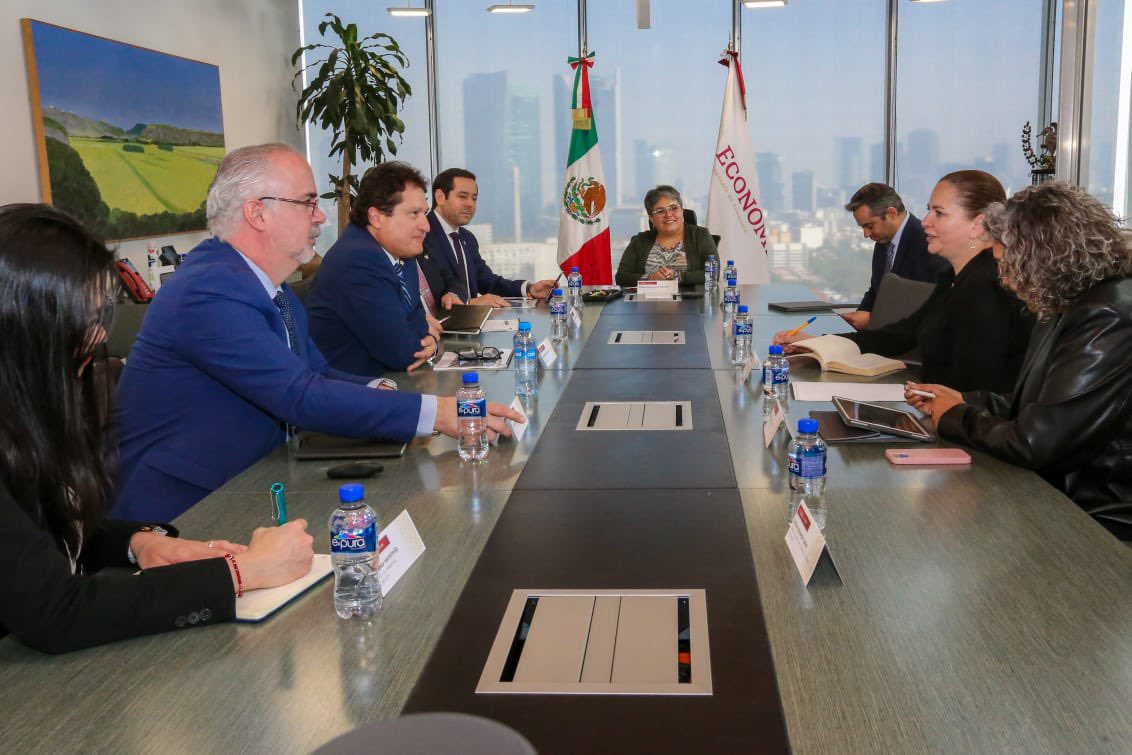 La secretaria Raquel Buenrostro se reunió con  la Concamin. (Foto: Especial)