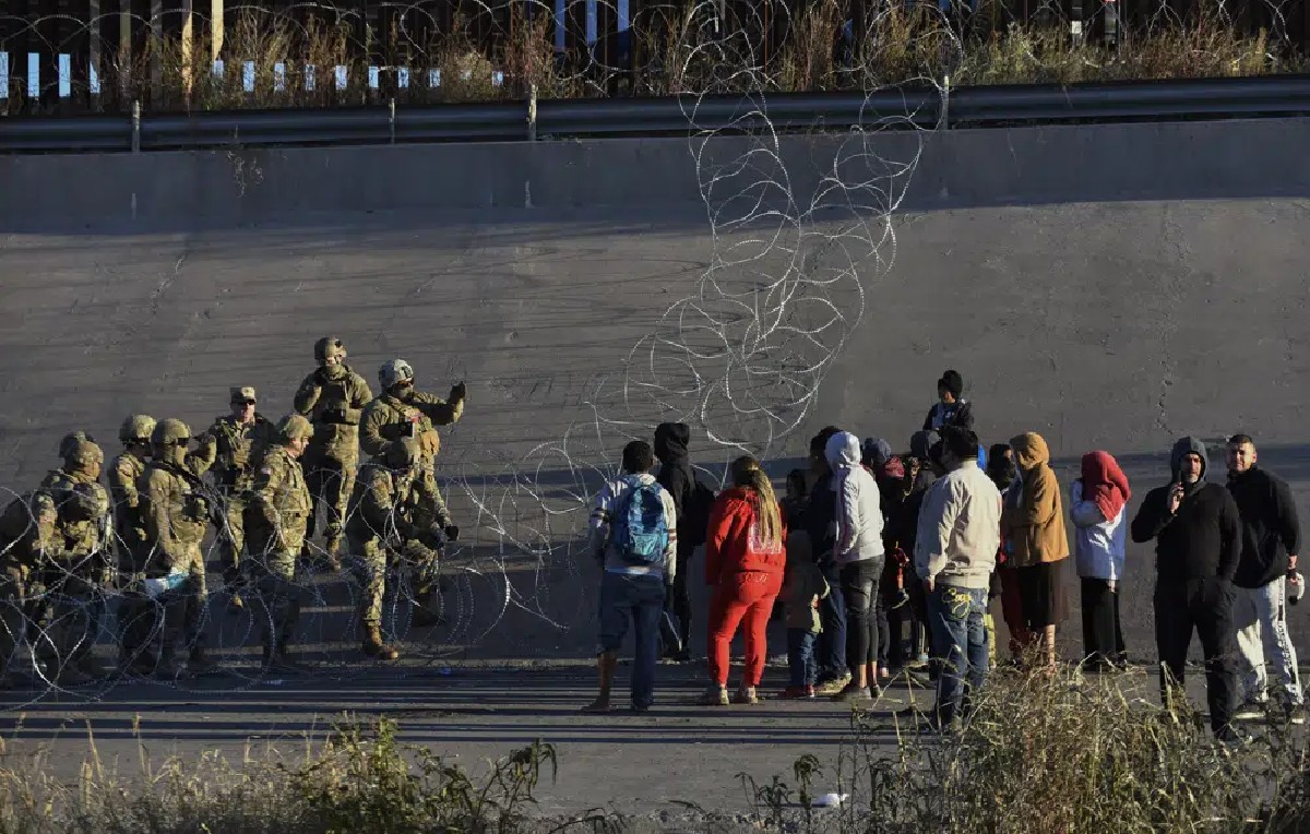 Solicitantes de asilo y autoridades migratorias en El Paso, Texas (AP)