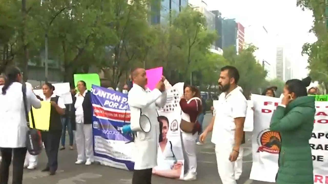 Trabajadores de salud protestan en el Senado, sobre Paseo de la Reforma ...