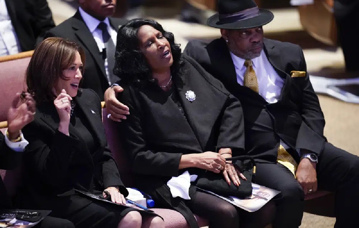 Vicepresidenta Kamala Harris junto a la madre y el padrastro de Tyre Nichols (AP)