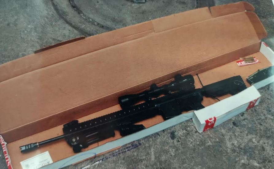 Este fusil fue asegurado al presunto delincuente en Guadalajara (Cortesía)