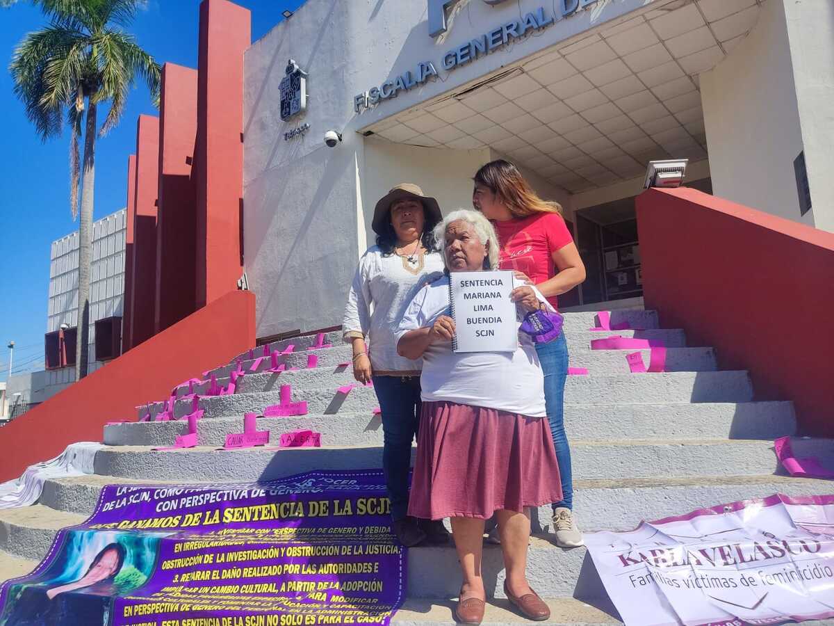 Irinea Buendía Cortes, Adriana López Martínez y Maricruz Velasco Nájera.