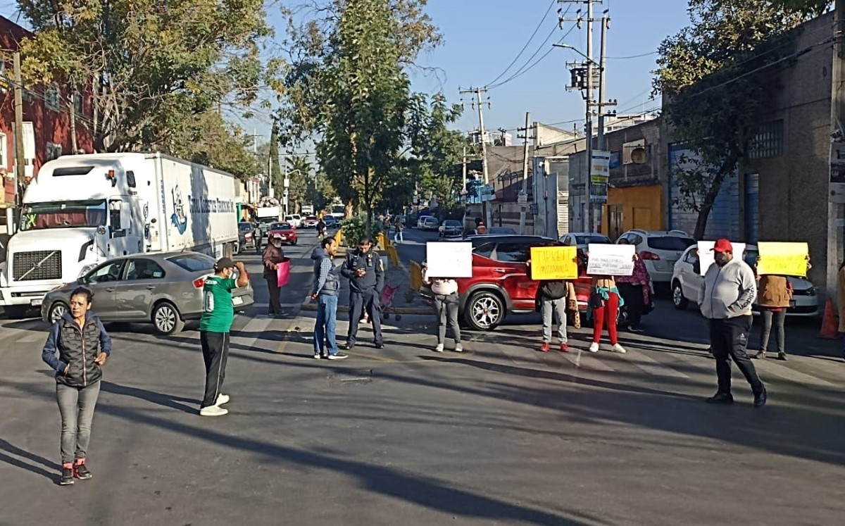 Los vecinos bloquearon el paso en dos cruces de Circuito Interior y Plutarco Elías Calles. | Enrique Luna