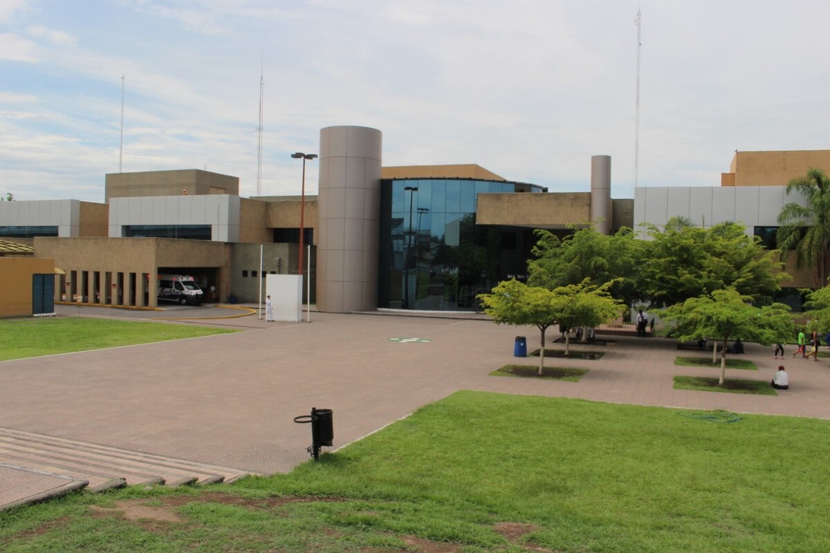 La víctima recibió atención en el Hospital Regional de Colima. | Facebook