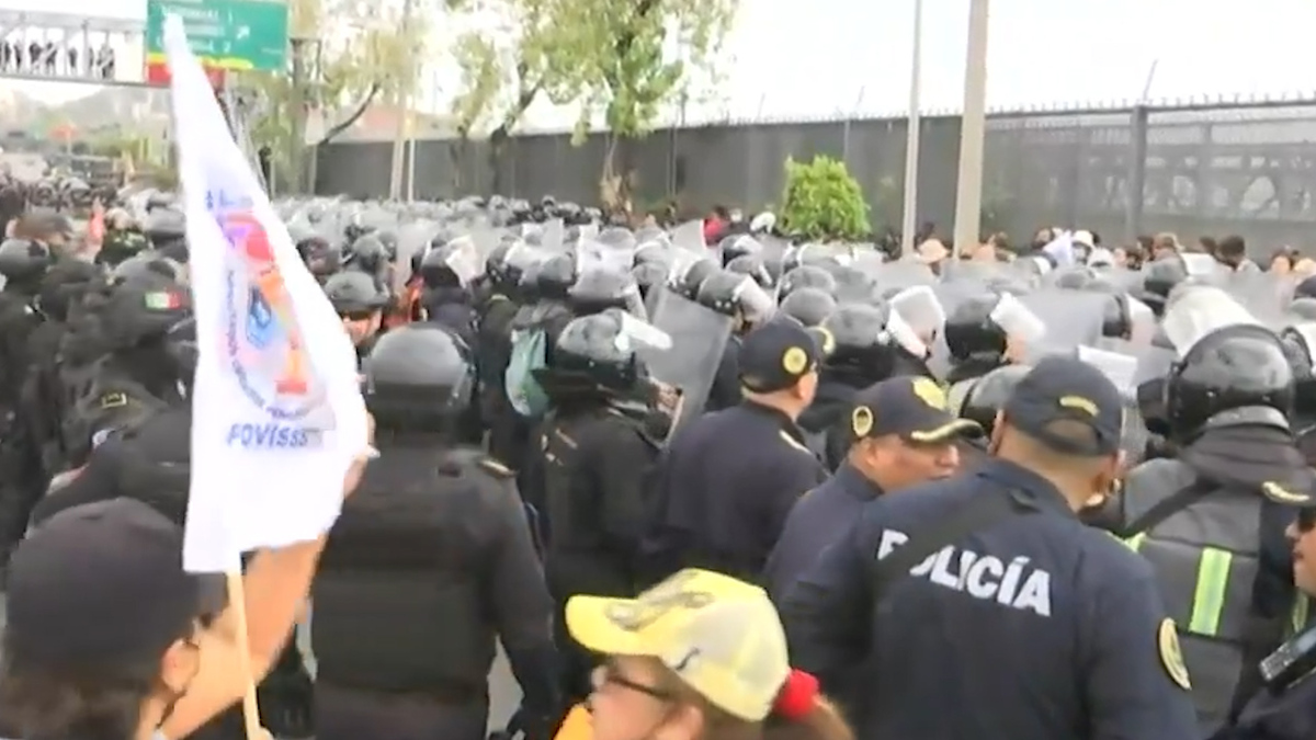 Manifestantes bloquean Circuito Interior frente al aeropuerto por reestructuración de créditos Fovissste