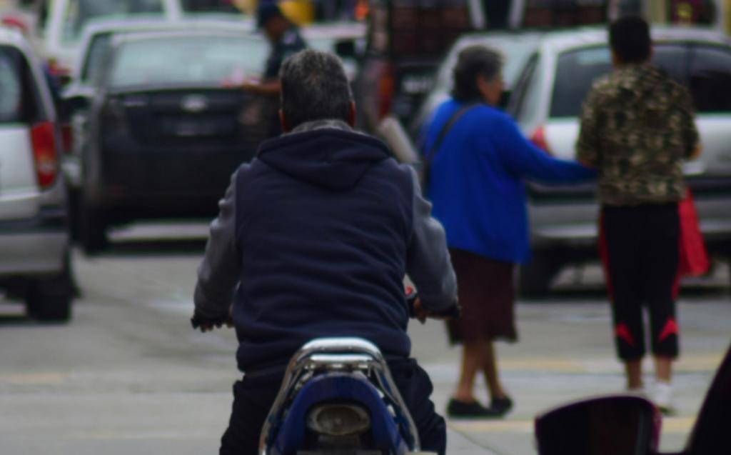 Reglamento de Tránsito prohíbe a los motociclistas efectuar el rebase por la derecha y entre carriles. (Francisco Villeda)