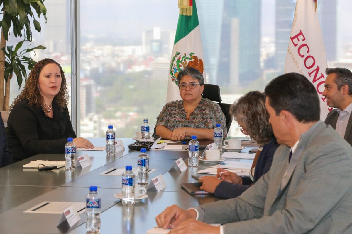 La secretaria de Economía, Raquel Buenrostro. se reunió con la empresa Daimler Truck México. (Foto: Especial)