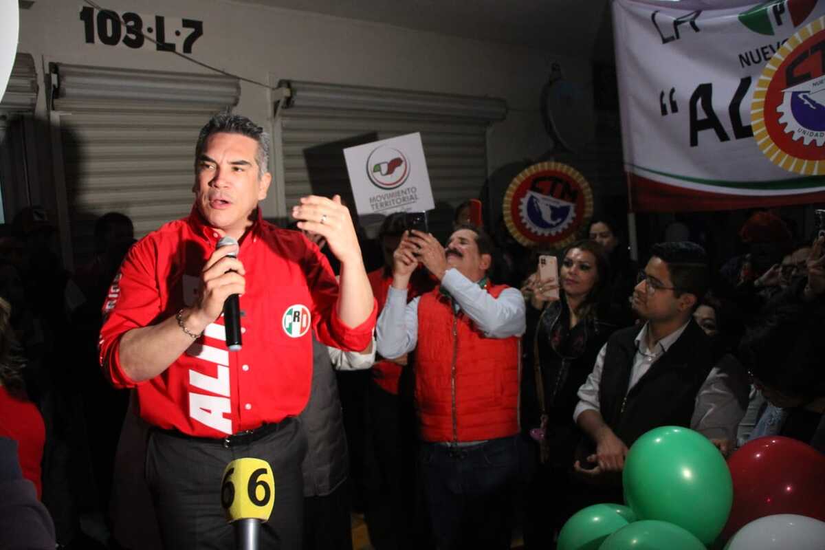 Alejandro Moreno con simpatizantes en Nuevo León. Foto: Leonel Rocha