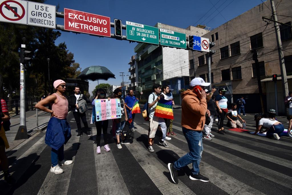 Durante la marcha, se realizó un bloqueo sobre Avenida Talismán con el cruce de Eduardo Molina. (Haarón Álvarez)