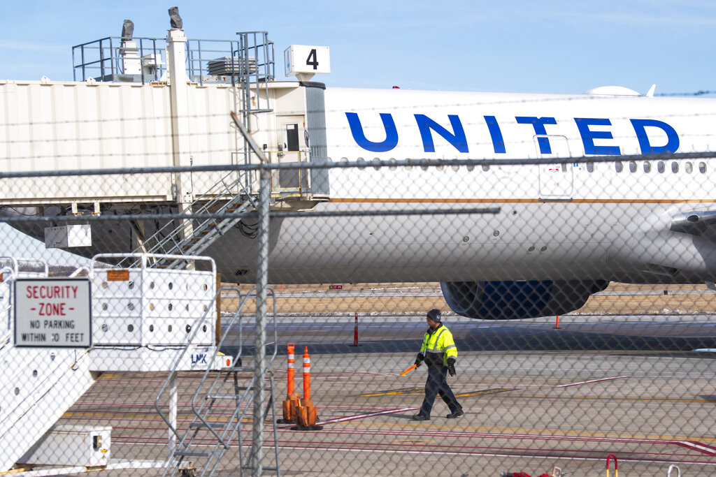 Miembros del equipo terrestre aseguran el sitio después de que un avión de United Airlines aterrizara de emergencia en el aeropuerto Lincoln. (AP)