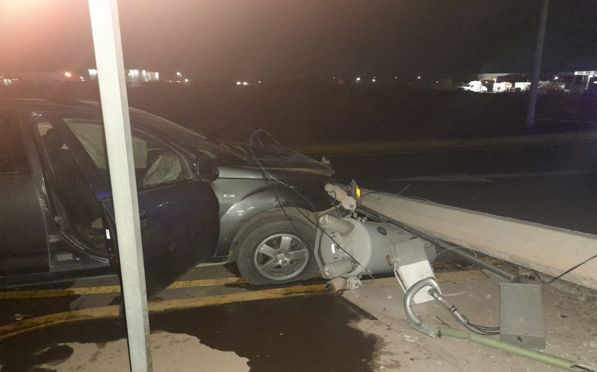 Carretera Torreón a San Pedro: camioneta choca contra poste de luz ...
