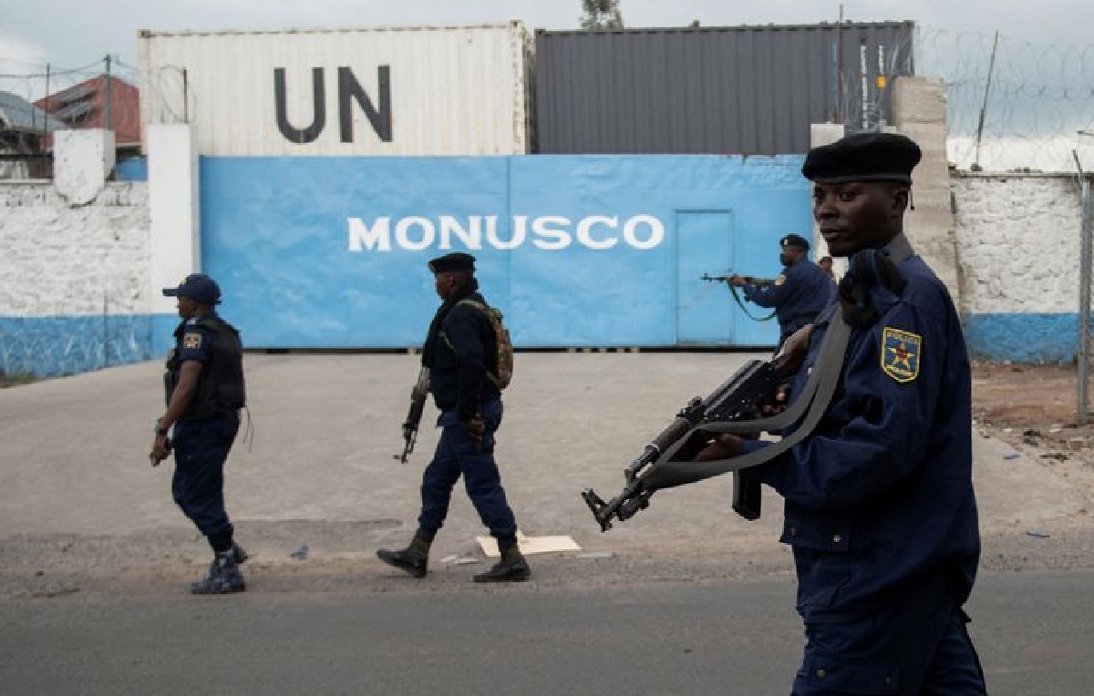 Policía de la República Democrática del Congo fuera de un cuartel de la Monusco (Reuters)