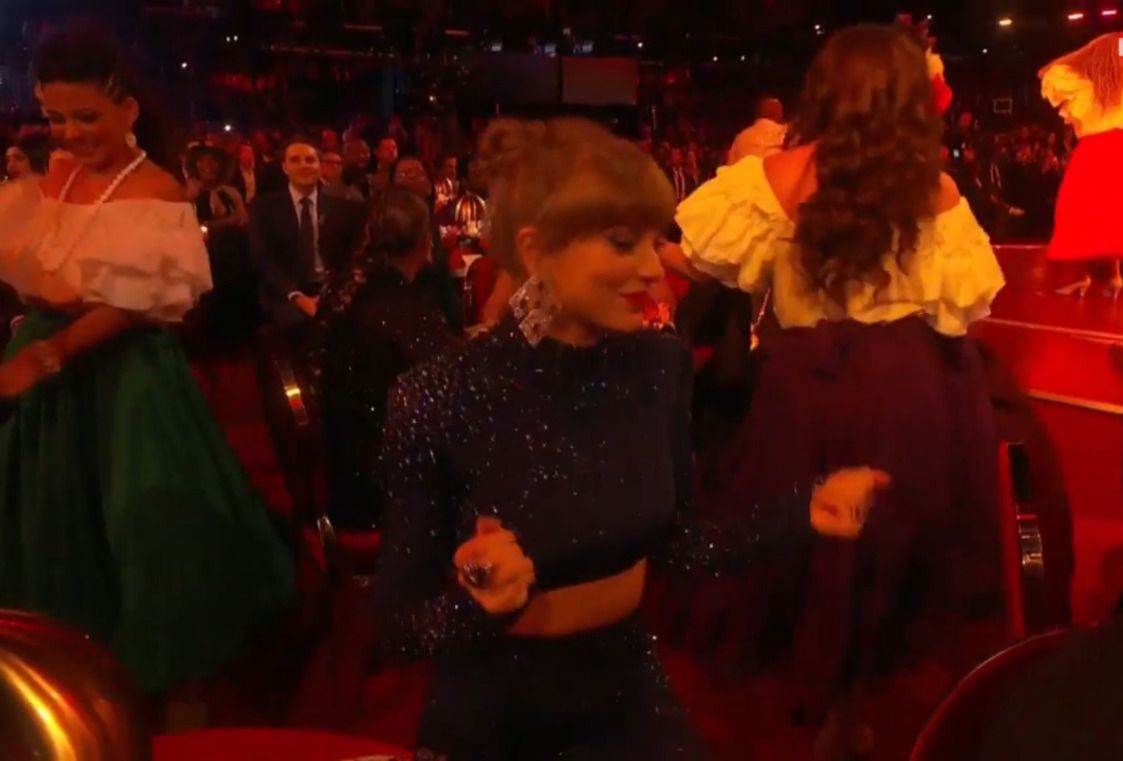 Taylor Swift bailando la música de Bad Bunny (Captura)
