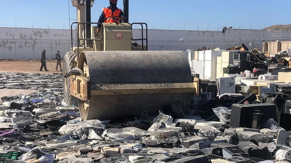Destruyen cientos de objetos decomisados del Cereso 3 de Ciudad Juárez; había pantallas y refris