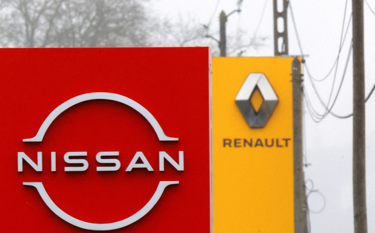 Logotipos de Nissan y Renault delante de concesionarios de empresas en Étampes, cerca de París, Francia. Enero 2023. Foto: (Reuters)