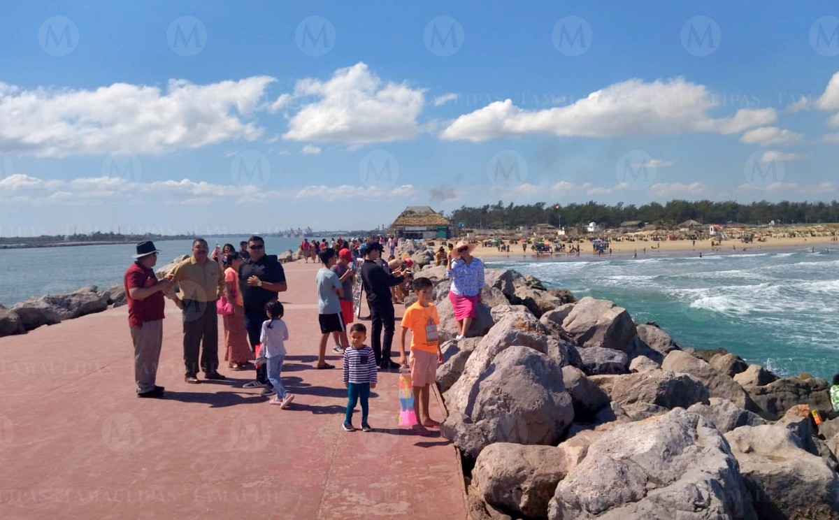 Puente vacacional es disfrutado por familias en Playa Miramar