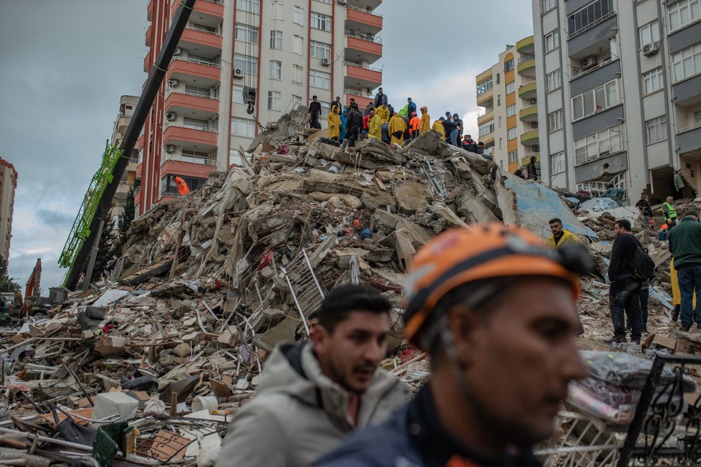Los rescatistas buscan víctimas y supervivientes entre los escombros de un edificio que se derrumbó en Adana | AFP