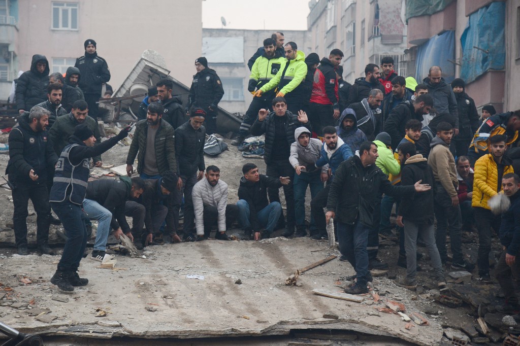 Rescatistas salvan a un menor que se encontraba entre los escombros | AFP