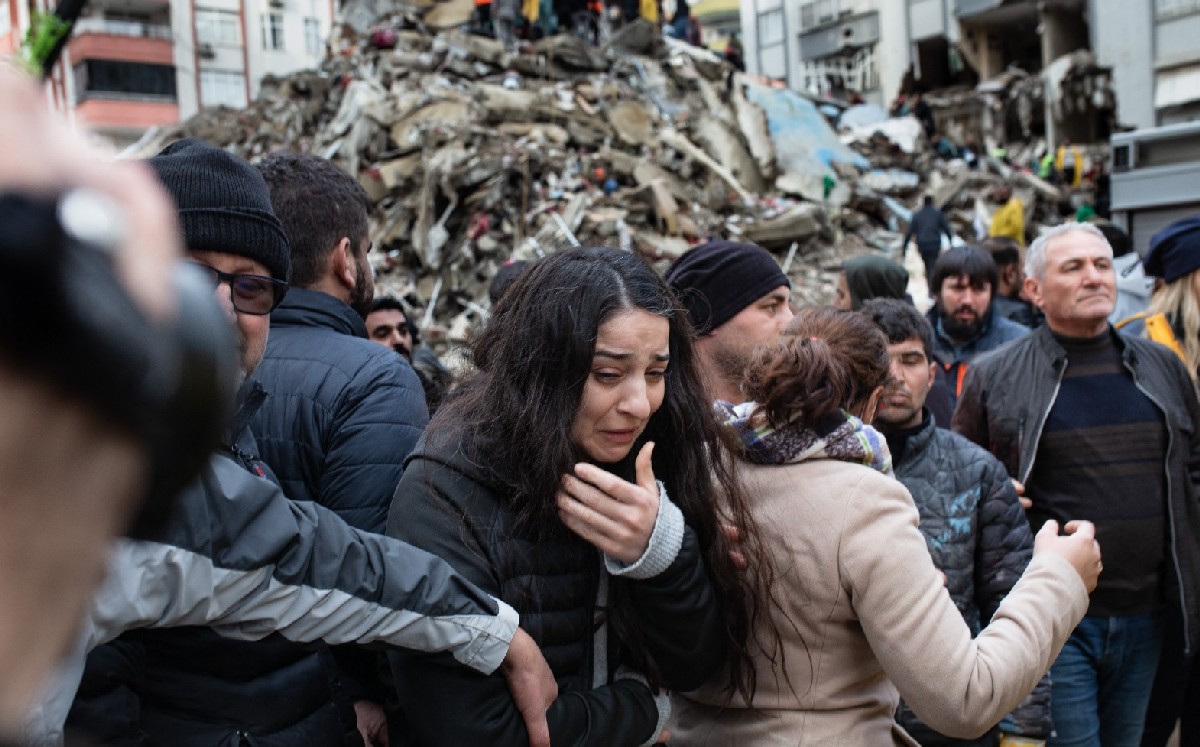 Sismo de 7.8 en Turquía y Siria deja como saldo más de mil 900 muertes