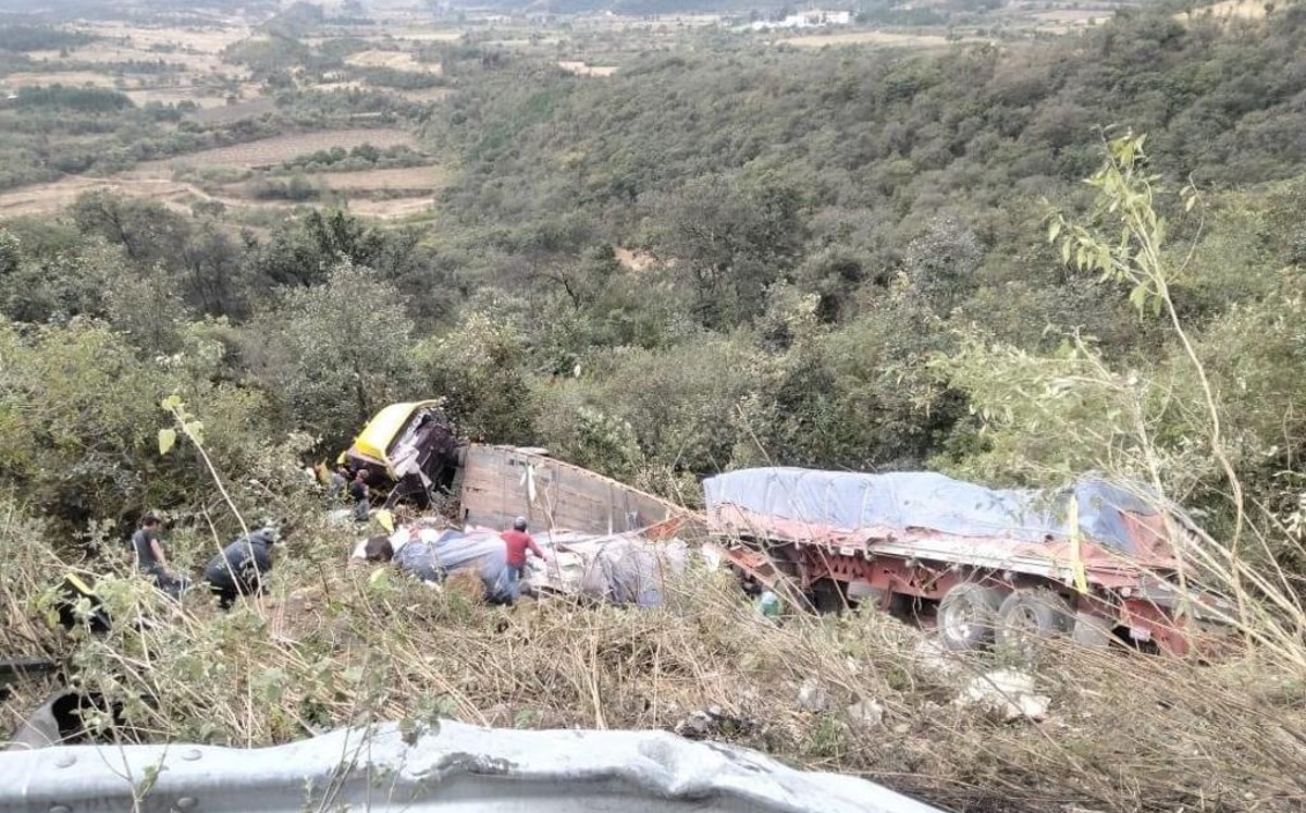 Vuelca tráiler con varillas y material de construcción en Cumbres de Maltrata. | Especial