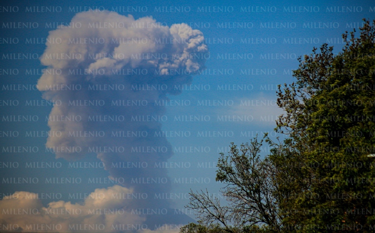 Actividad del Popocatépetl, captada desde el bulevar 5 de mayo. 07 febrero 2023 | Andrés Lobato