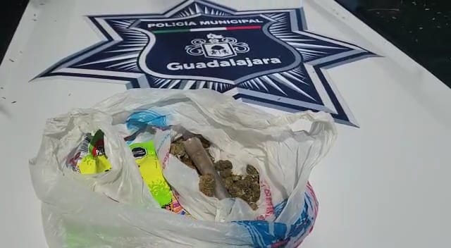 Detienen a uno por portar mariguana al exterior de un recinto estudiantil en Guadalajara (Especial)