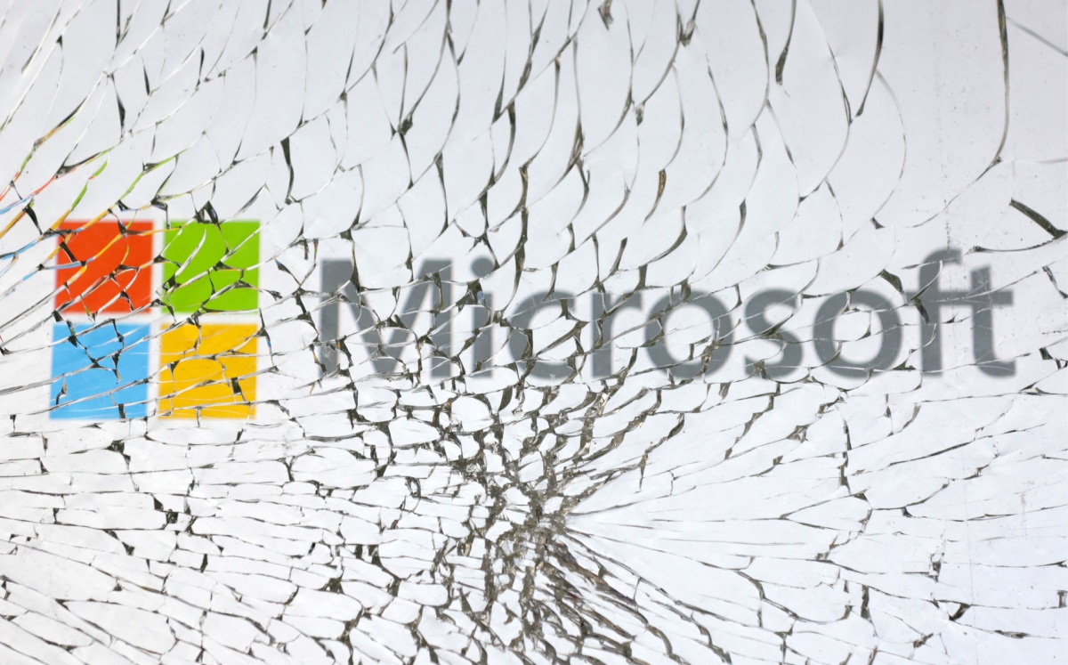 El logo de Microsoft se ve a través de un cristal roto en una ilustración. Foto: (Reuters)