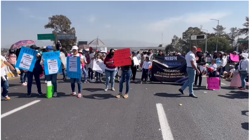 Manifestación de estudiantes y maestros genera caos vial en la autopista México-Puebla