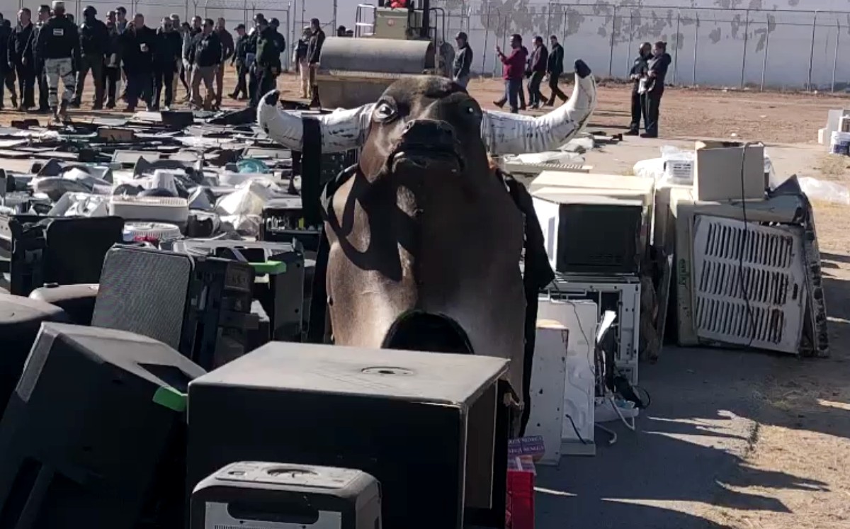 Los objetos decomisados en el Cereso 3 de Ciudad Juárez fueron destruidos en el patio del penal. | Especial